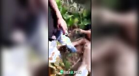 Desi XXXビデオ：妻はジャングルで屋外で遊んでいるのを捕まえました 1 分 50 秒