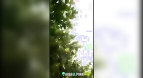Desi xxx wideo: Żona przyłapana na zabawie ze swoim kochankiem na świeżym powietrzu w dżungli 2 / min 30 sec