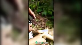 Desi XXXビデオ：妻はジャングルで屋外で遊んでいるのを捕まえました 2 分 50 秒