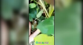 Desi XXXビデオ：妻はジャングルで屋外で遊んでいるのを捕まえました 0 分 30 秒