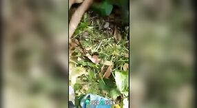 Desi XXXビデオ：妻はジャングルで屋外で遊んでいるのを捕まえました 0 分 40 秒