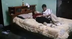 Una hermosa chica se entrega al sexo indio duro en este video casero 2 mín. 00 sec