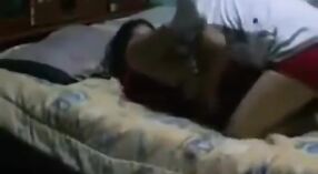 Una hermosa chica se entrega al sexo indio duro en este video casero 4 mín. 20 sec