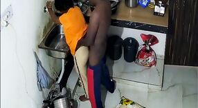 Indiase tante in gele sari gets ondeugend met haar lover in de keuken 1 min 40 sec