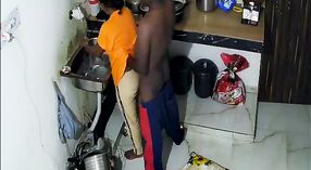 Indiano zia in giallo sari prende cattivo con lei amante in il cucina 2 min 20 sec