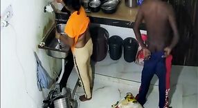 Индийская тетя в желтом сари шалит со своим любовником на кухне 2 минута 40 сек