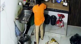 Indische Tante im gelben Sari wird mit ihrem Geliebten in der Küche ungezogen 3 min 00 s