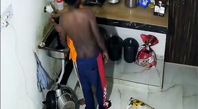 Indiano zia in giallo sari prende cattivo con lei amante in il cucina 3 min 40 sec