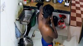 イエローサリーのインドのおばさんは、キッチンで恋人といたずらになります 4 分 20 秒