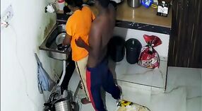 Indiano zia in giallo sari prende cattivo con lei amante in il cucina 0 min 0 sec