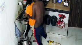 Индийская тетя в желтом сари шалит со своим любовником на кухне 0 минута 40 сек