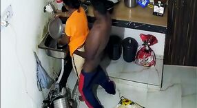 Indiase tante in gele sari gets ondeugend met haar lover in de keuken 1 min 00 sec