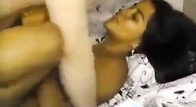 Seorang mahasiswi dalam video seks Bengali memberikan blowjob kepada orang asing yang lebih tua dan berhubungan seks dengannya 19 min 20 sec