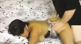 Seorang mahasiswi dalam video seks Bengali memberikan blowjob kepada orang asing yang lebih tua dan berhubungan seks dengannya 3 min 30 sec