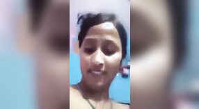 Espectáculo de tetas de la esposa de Bihari en un clip público de MMS 2 mín. 30 sec