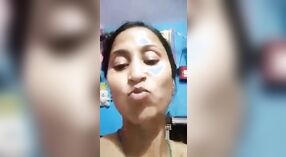 Halka açık MMS klipte Bihari karısının göğüs gösterisi 2 dakika 40 saniyelik