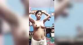 Espectáculo de tetas de la esposa de Bihari en un clip público de MMS 0 mín. 30 sec