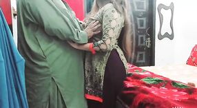 भारतीय पत्नी खुशी में के रूप में उसे मोटा पति पाउंड उसे तंग गधे 0 मिन 0 एसईसी