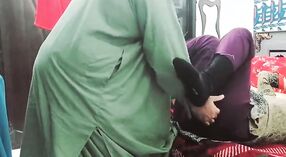 Indiase Vrouw kreunt in plezier als haar mollige echtgenoot pounds haar nauw lul 0 min 50 sec