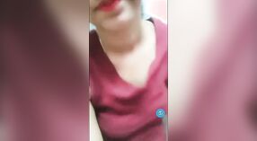 Une adolescente indienne coquine fait un spectacle solo pour ses fans sur webcam 1 minute 40 sec