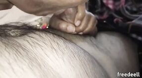 বড় boobs সঙ্গে দেশি গার্ল নেমে আসে এবং জনসাধারণের মধ্যে নোংরা 5 মিন 20 সেকেন্ড