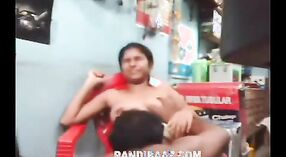 Chica universitaria es follada por el culo apretado por un profesor senior 3 mín. 40 sec