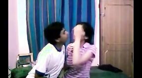 Mira a una linda universitaria india y su novio hacer el amor con vapor en este video caliente 1 mín. 20 sec