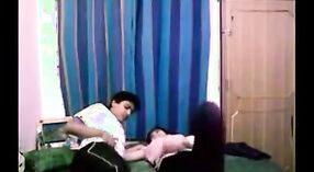 Regardez une jolie étudiante indienne et son petit ami se livrer à des ébats torrides dans cette vidéo torride 2 minute 00 sec
