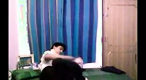 Regardez une jolie étudiante indienne et son petit ami se livrer à des ébats torrides dans cette vidéo torride 2 minute 20 sec