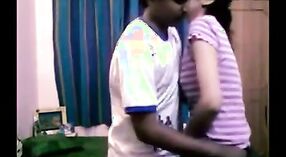 Смотрите, как симпатичная индийская студентка колледжа и ее парень занимаются страстной любовью в этом горячем видео 3 минута 00 сек