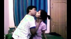 Mira a una linda universitaria india y su novio hacer el amor con vapor en este video caliente 0 mín. 0 sec
