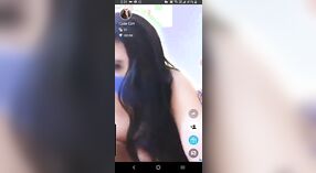 La vidéo MMS en gros plan de Desi la montrant en train de se masturber lors d'une séance chaude et torride 4 minute 50 sec