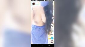 Video MMS de primer plano de Desi de ella masturbándose en una sesión caliente y humeante 5 mín. 20 sec