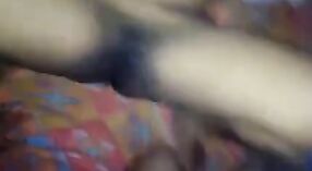 मिशनरी स्थितीत तिच्या प्रियकराकडून भारतीय वेश्या मारते 1 मिन 20 सेकंद