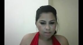 Bhabhi ji verleidt en verleidt haar kijkers op webcam 16 min 50 sec