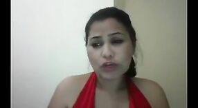 Bhabhi ji verführt und verführt ihre Zuschauer vor der webcam 18 min 40 s