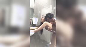 Pasangan remaja memanjakan diri dalam seks kamar mandi beruap 0 min 0 sec