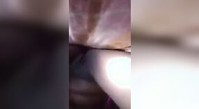 Desi XXX wideo features a gorący Bangladeshi dziewczyna aplikatura jej łysy cipki 1 / min 00 sec