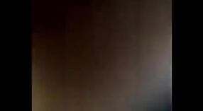 ముదురు బొచ్చు దేశ భార్య గ్రామంలో తన భర్త స్నేహితుడితో లైంగిక సంబంధం కలిగి ఉంది 4 మిన్ 40 సెకను