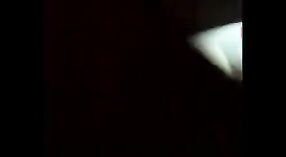 ముదురు బొచ్చు దేశ భార్య గ్రామంలో తన భర్త స్నేహితుడితో లైంగిక సంబంధం కలిగి ఉంది 5 మిన్ 40 సెకను