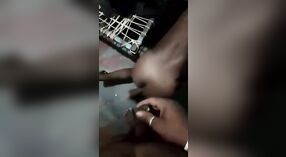 O Filho do senhorio negro faz um broche à prostituta Tamil 0 minuto 0 SEC