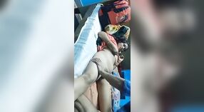 Desi bhabhi recebe seu bichano lambido e fodido por vizinho em um vídeo escandaloso 2 minuto 50 SEC