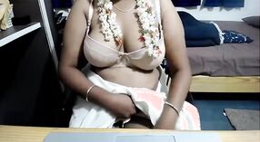 Tamil tia mostra sua buceta gorda na webcam em um fumegante vídeo 0 minuto 0 SEC