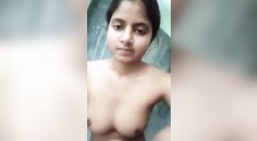 Gadis perguruan tinggi Desi memamerkan payudaranya yang sempurna dan vagina ketatnya di depan kamera 0 min 0 sec