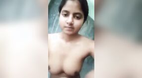 Desi college girl pyszni się swoimi idealnymi cyckami i ciasną cipką przed kamerą 0 / min 0 sec