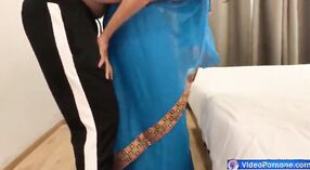 Adolescente india en sari azul es follada por su amante milf 1 mín. 20 sec