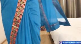 Une ado indienne en sari bleu se fait baiser par son amant milf 0 minute 0 sec