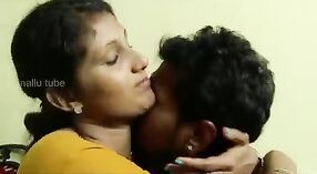 Indiase vrouw wordt verleid door een verkoper in een gentle gay seks film 2 min 40 sec