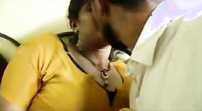 Indiano moglie prende sedotto da un venditore in un gentle gay sesso film 4 min 20 sec