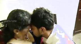 Istri India dirayu oleh seorang penjual dalam film seks gay yang lembut 5 min 20 sec